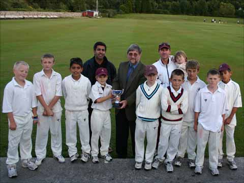 Peter presents the trophy